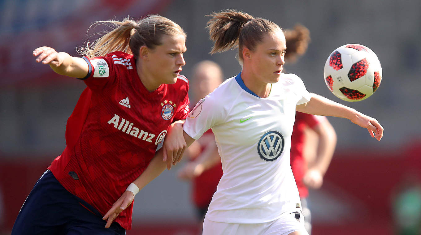 Intensiver Zweikampf: Bayerns Wenninger und Wolfsburgs Torschützin Pajor (r.) © 2019 Getty Images